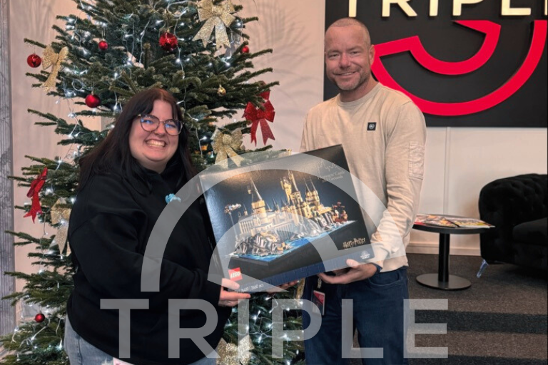 Sabrina am Sockenstand; Fotograf dokumentiert den Firmenweihnachtsmarkt bei Triple S