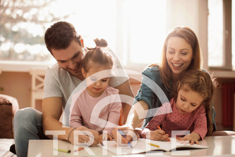Familie 3 Tage Woche Junge Familie verbringt gemeinsame Zeit zu Hause – Symbol für Work-Life-Balance und die Vorteile der 3-Tage-Woche bei Triple S Manufaktur.