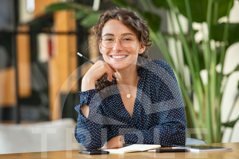 Glückliche Mitarbeiterin nach dem Onboarding