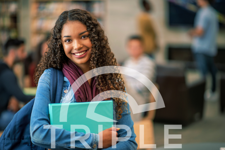 POC Studi Junge Studentin mit Ordner im Arm lächelt in die Kamera – Symbol für Studium, Teilzeitjob und Flexibilität mit Struktur bei Triple S Manufaktur.